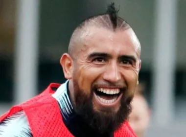 Primer plano de Arturo Vidal con una sonrisa