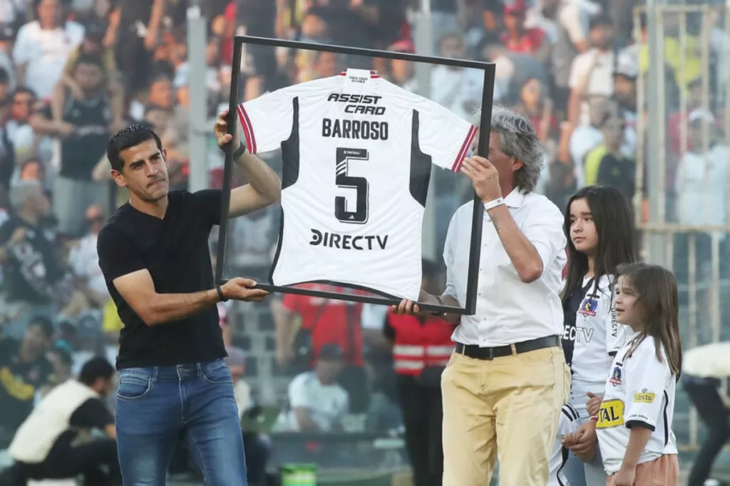 Julio Barroso en compañía de Daniel Morón mientras recibe un homenaje en el Estadio Monumental.