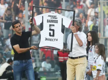 Julio Barroso en compañía de Daniel Morón mientras recibe un homenaje en el Estadio Monumental.