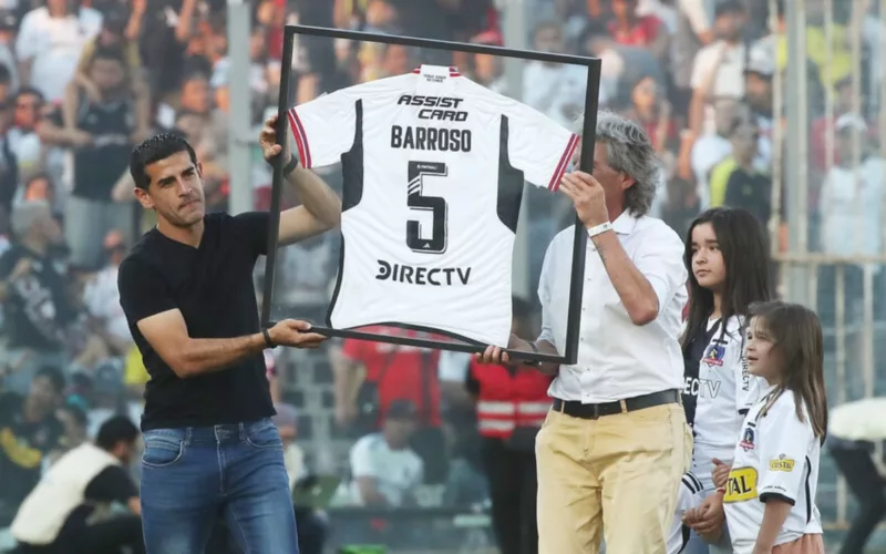 Julio Barroso en compañía de Daniel Morón mientras recibe un homenaje en el Estadio Monumental.