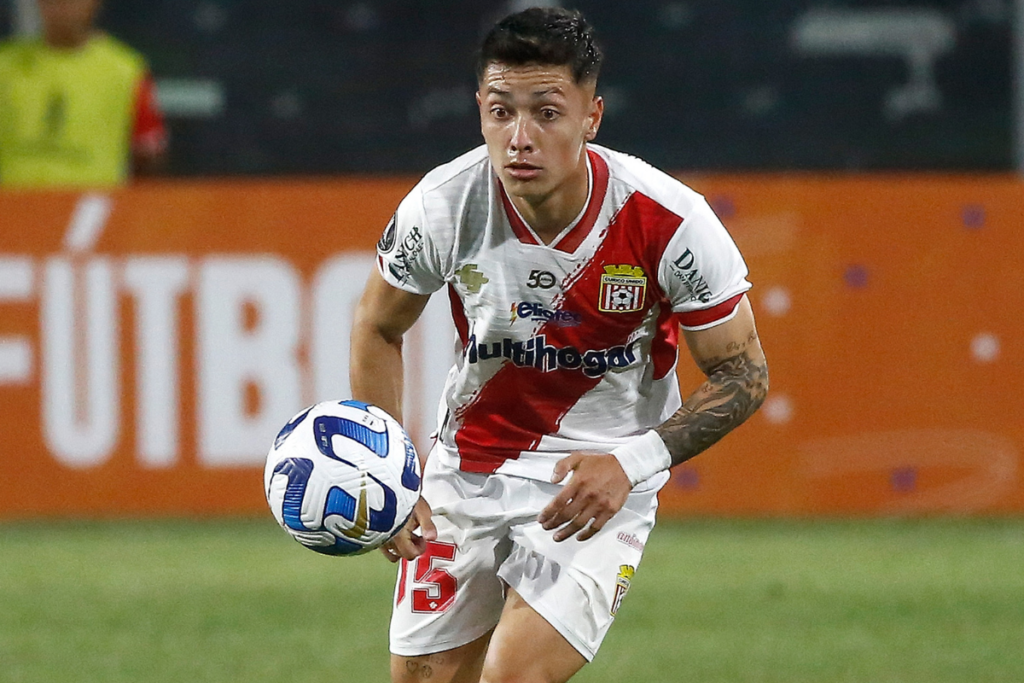 Cristián Zavala con cara de preocupación mientras mira el balón
