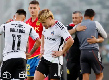 Futbolistas de Colo-Colo lamentándose tras perder