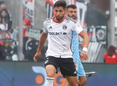 primer plano de Jeyson Rojas con la camiseta blanca de Colo-Colo