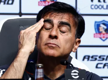 Primer plano de Gustavo Quinteros con los ojos cerrados y su mano en la frente