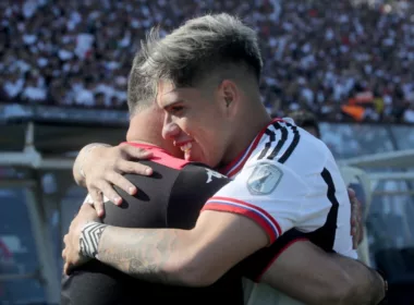 Carlos Palacios, de Colo-Colo, abrazando a un entrenador