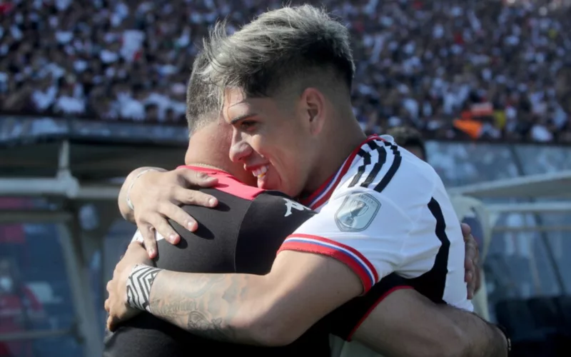 Carlos Palacios, de Colo-Colo, abrazando a un entrenador