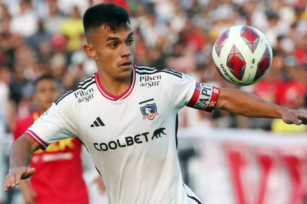 Vicente Pizarro mirando el balón jugando por Colo-Colo