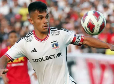 Vicente Pizarro mirando el balón jugando por Colo-Colo