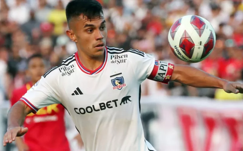 Vicente Pizarro mirando el balón jugando por Colo-Colo