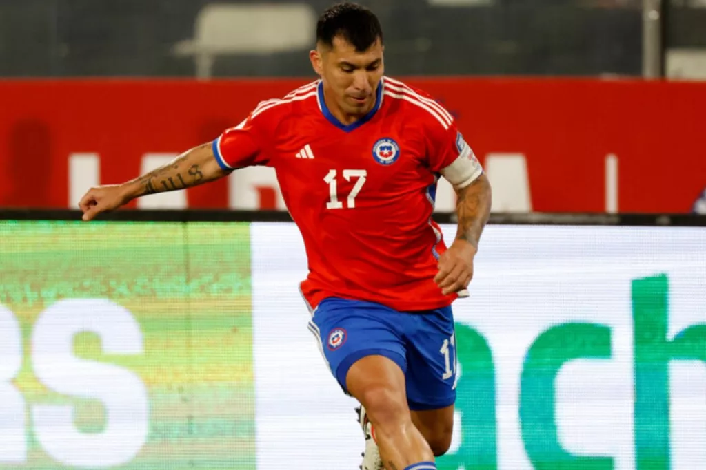 Gary Medel pateando el balón en partido de La Roja