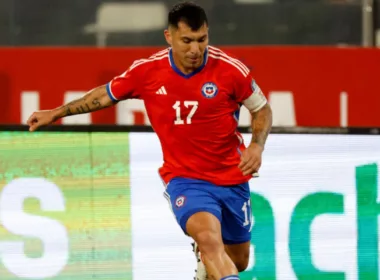 Gary Medel pateando el balón en partido de La Roja