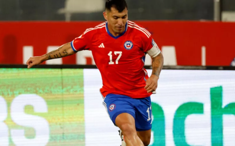 Gary Medel pateando el balón en partido de La Roja