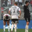Futbolistas de Colo-Colo reunidos lamentándose tras una derrota