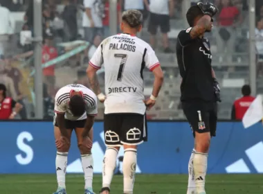 Futbolistas de Colo-Colo reunidos lamentándose tras una derrota