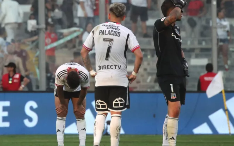 Futbolistas de Colo-Colo reunidos lamentándose tras una derrota