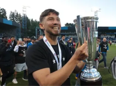 Felipe Loyola sonriendo con el trofeo de campeón en sus manos.