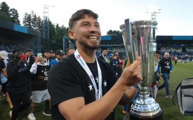 Felipe Loyola sonriendo con el trofeo de campeón en sus manos.