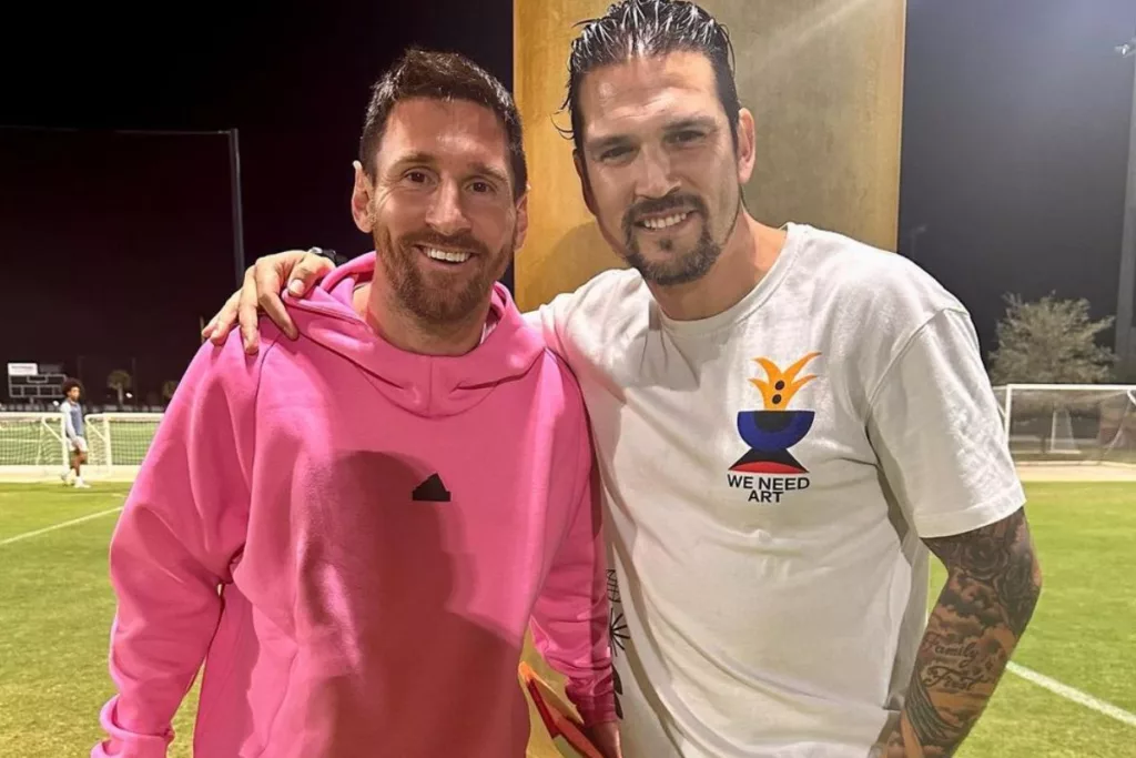 Lionel Messi y Mark González abrazados.