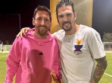 Lionel Messi y Mark González abrazados.