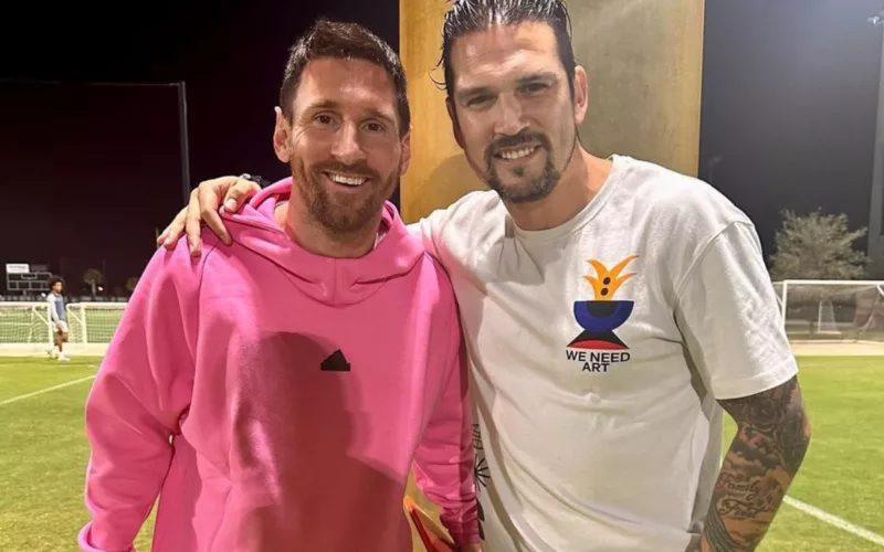 Lionel Messi y Mark González abrazados.