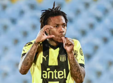 El delantero Abel Hernández con su dedo en la boca