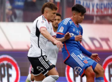 Leonardo Gil de Colo-Colo y Marcelo Morales de Universidad de Chile disputando un balón