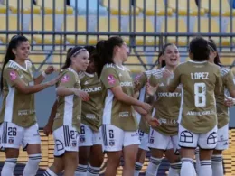 Futbolistas de Colo-Colo Femenino abrazadas en pleno partido