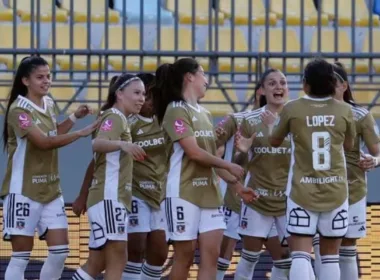 Futbolistas de Colo-Colo Femenino abrazadas en pleno partido