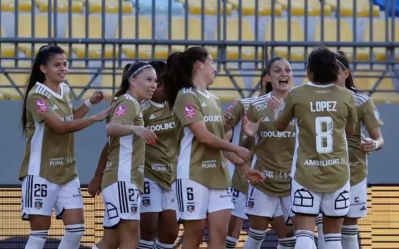 Futbolistas de Colo-Colo Femenino abrazadas en pleno partido