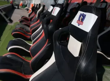 Banco de suplentes con la insignia de Colo-Colo.