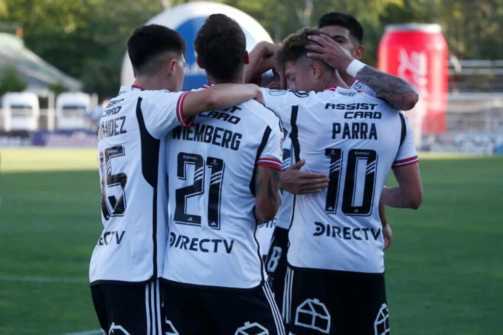 Futbolistas de Colo-Colo festejando.