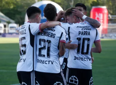 Futbolistas de Colo-Colo festejando.