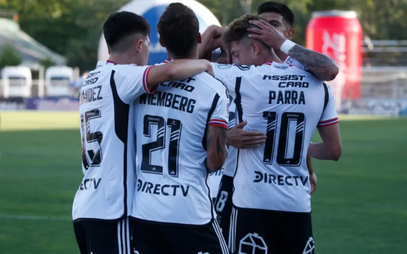 Futbolistas de Colo-Colo festejando.