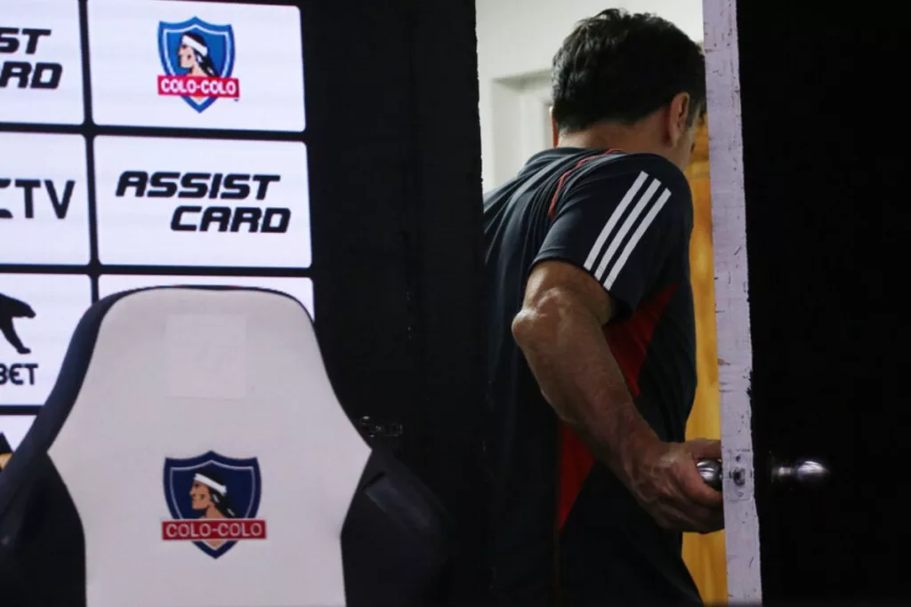 Gustavo Quinteros saliendo de la sala de prensa del Estadio Monumental