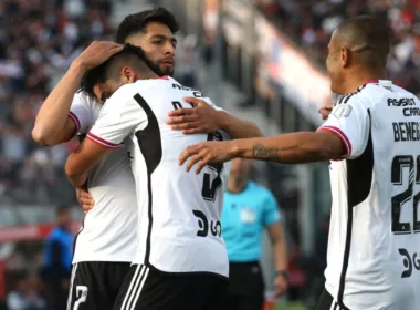 Jugadores de Colo-Colo abrazados festejando un gol