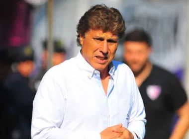 Juan Ramón Carrasco con camisa blanca