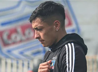 Primer plano de Cristián Zavala con el buzo de Colo-Colo.
