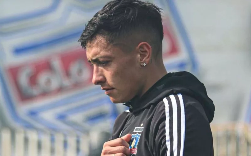 Primer plano de Cristián Zavala con el buzo de Colo-Colo.
