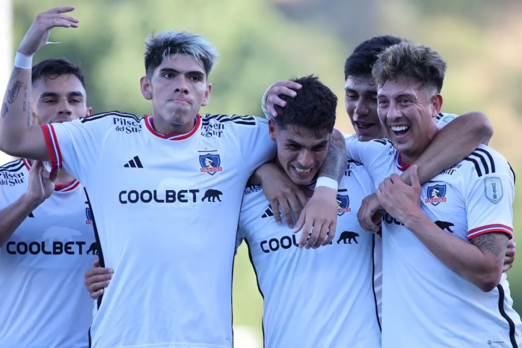 Jugadores de Colo-Colo abrazados