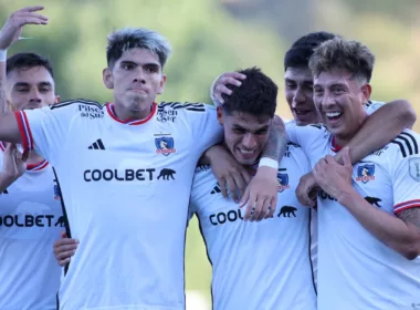 Jugadores de Colo-Colo abrazados