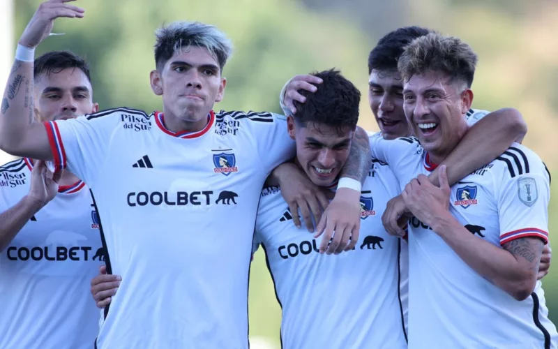 Jugadores de Colo-Colo abrazados