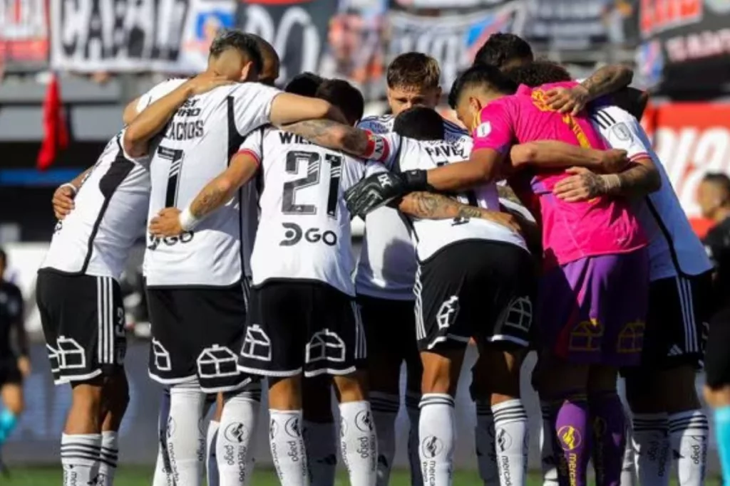 Jugadores de Colo-Colo abrazados en la cancha durante la temporada 2023.