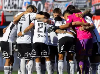 Jugadores de Colo-Colo abrazados en la cancha durante la temporada 2023.