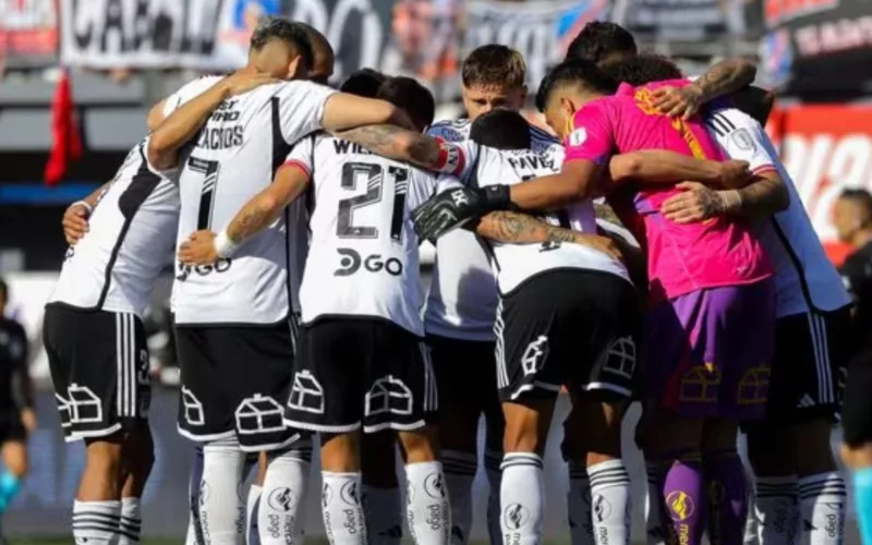 Jugadores de Colo-Colo abrazados en la cancha durante la temporada 2023.