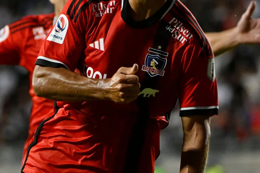 Futbolista con la camiseta roja de Colo-Colo