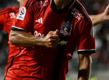 Futbolista con la camiseta roja de Colo-Colo