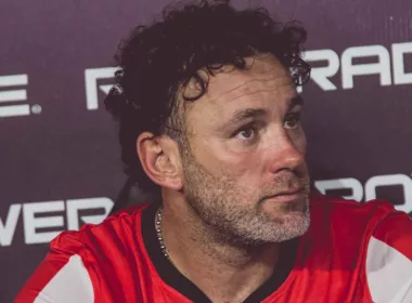 Primer plano de Gabriel Milito en la banca de suplentes