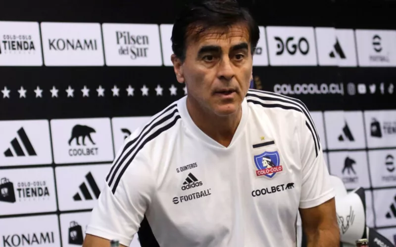 Gustavo Quinteros con la camiseta blanca de Colo-Colo