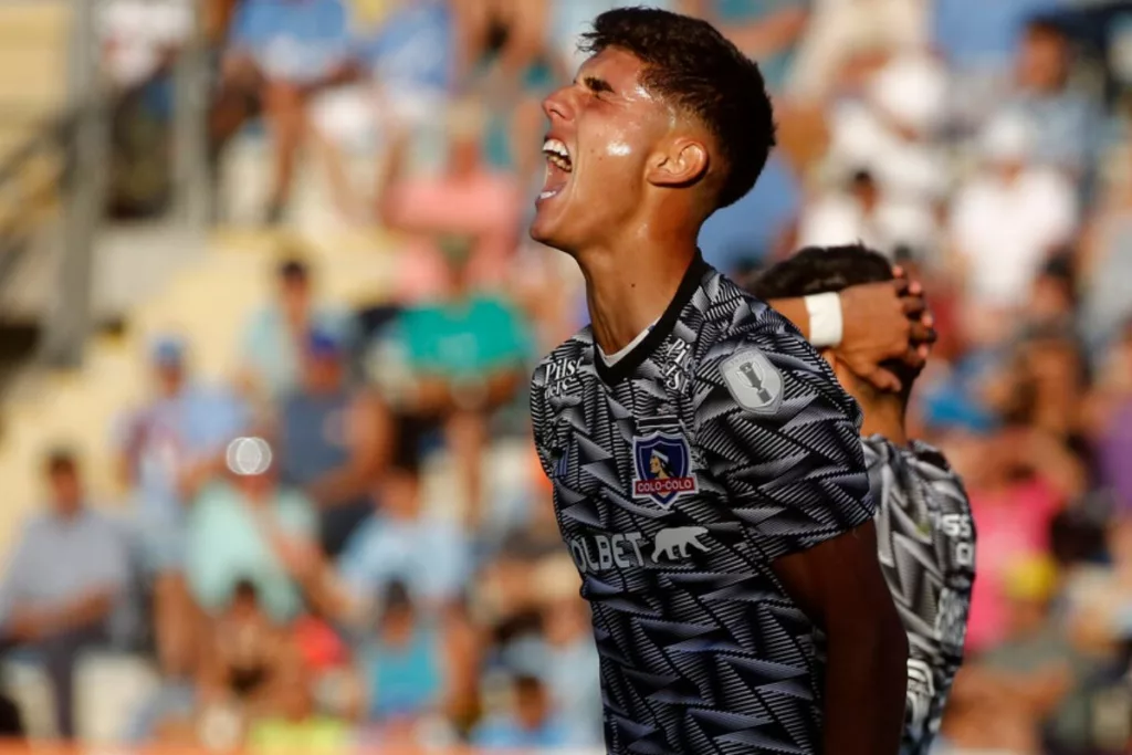 Bruno Gutiérrez gritando en medio de un partido de Colo-Colo