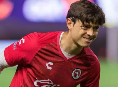 Joaquín Montecinos con la camiseta roja del Toluca